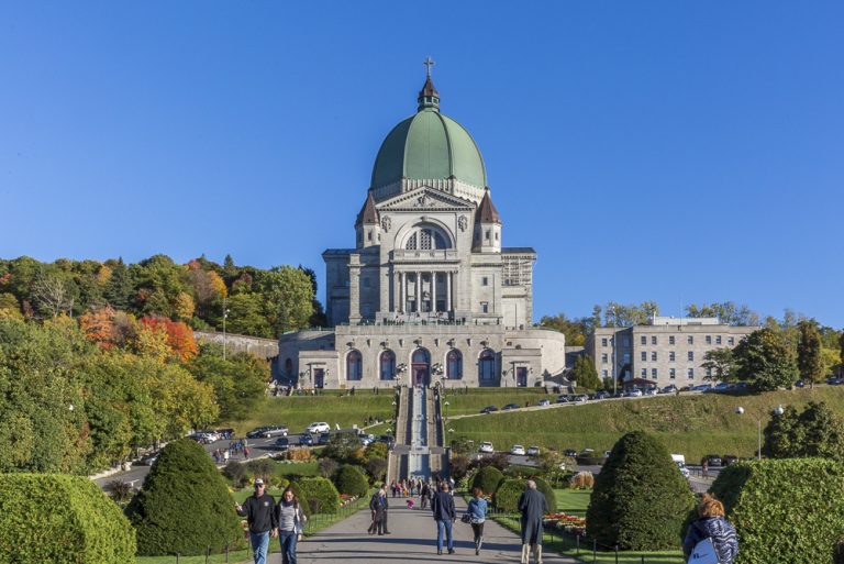 Extérieur de l'oratoire Saint-Joseph du Mont-Royal par une journée sans nuage.