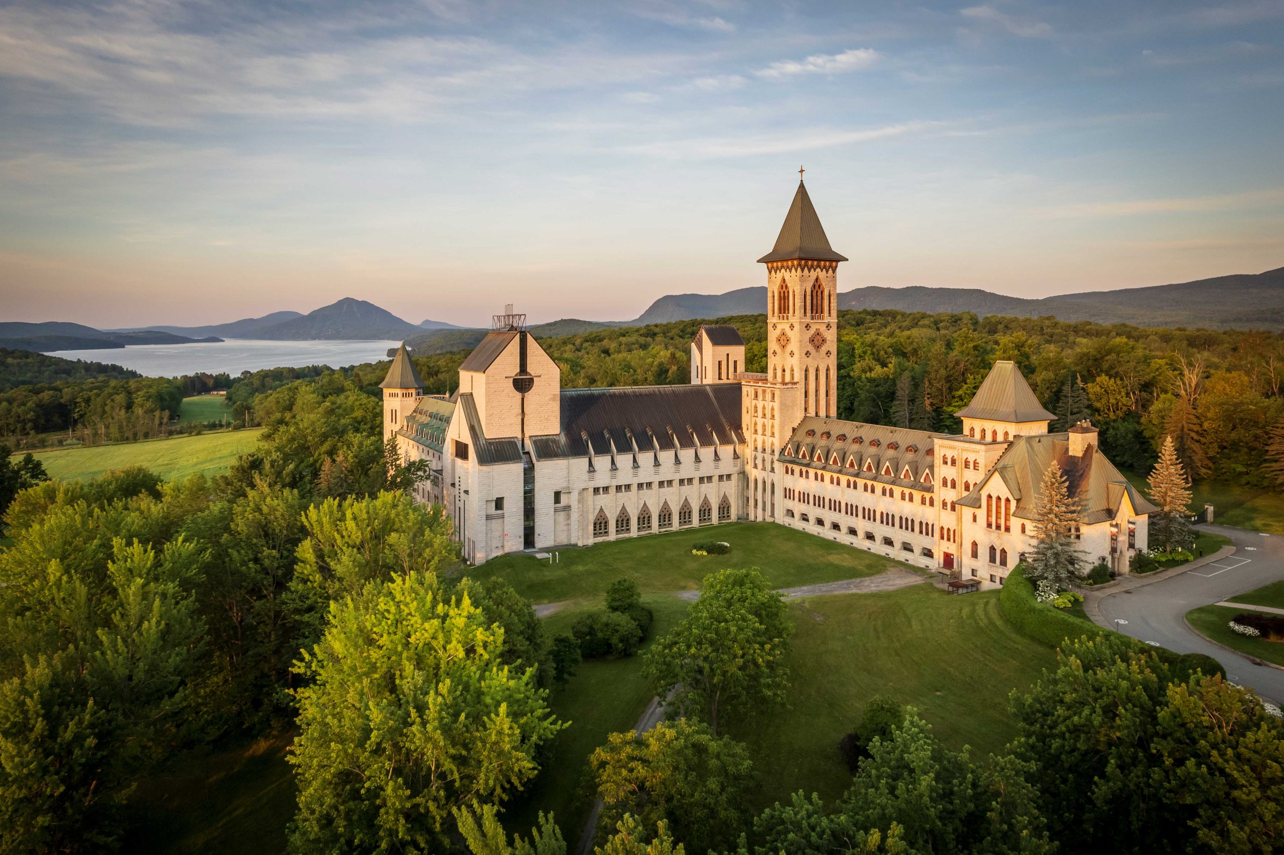 Vue aérienne de l'Abbaye Saint-Benoit-du-Lac par une belle journée d'été.
