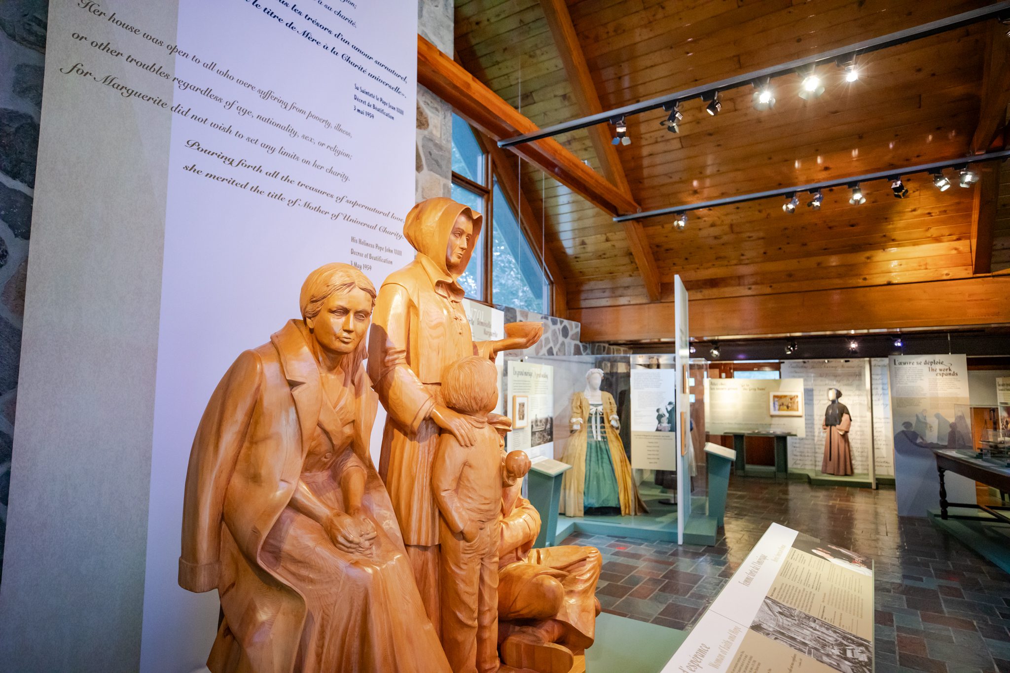 Statue et exposition au Sanctuaire Sainte-Marguerite-d'Youville.