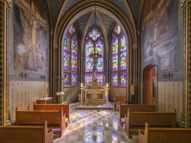 Vitraux colorés et fresques murales à l'intérieur de la chapelle de la Basilique-Cathédrale Saint-Michel de Sherbrooke.