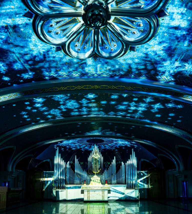 L'expérience Echo, qui présente des projections lumineuses bleutées sur l'architecture de la chapelle bleue du Sanctuaire de Sainte-Anne-de-Beaupré.