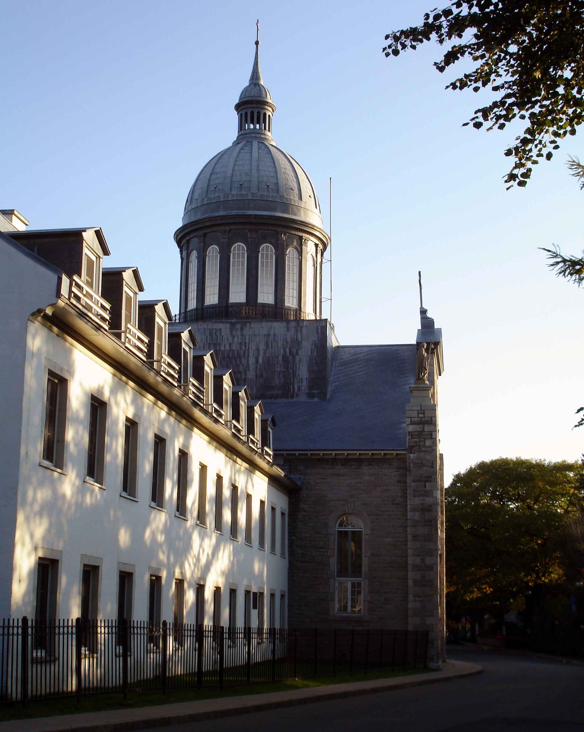 Extérieur du Musée des Ursilines de Trois-Rivières par une belle journée ensoleillée.